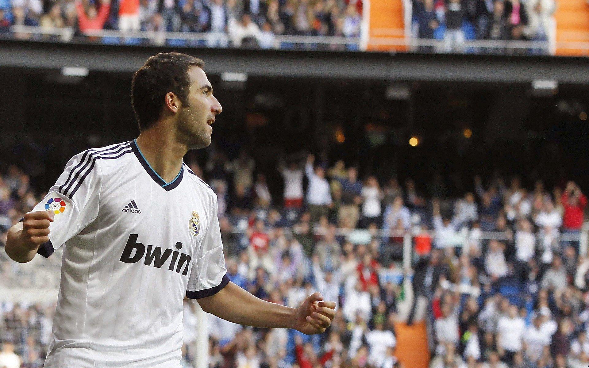 霍尔冷静断球锁定胜局，球队主场力克强敌迎转折